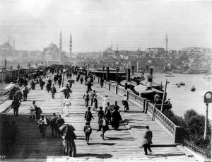 19. yüzyıl sonlarında Galata Köprüsü ve arka planda Yeni Cami, İstanbul.