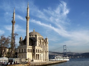 Yeni Barok tarzda yapılan Ortaköy'deki Büyük Mecidiye Camii