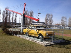 Eskişehir Bilim Deney Merkezi bahçesindeki Anadol marka otomobilin kaldırma deneyi yapıldığı alan