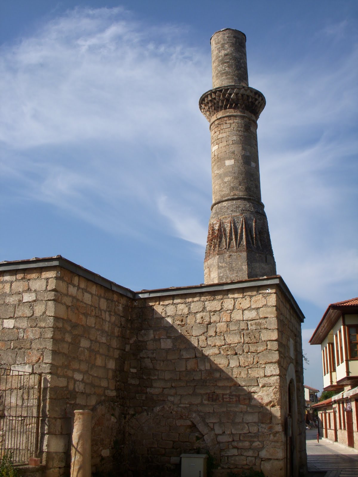 Kesik Minareli Camii - Gezilecek Yerler