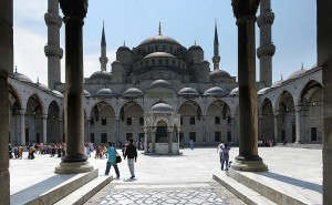 İstanbul'daki en önemli camilerden biri olanSultan Ahmet Camii'nin iç avlusundan bir görünüm.