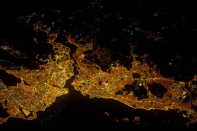 Şehrin uydudan gece çekilmiş görüntüsü. Nüfusu yoğun alanlar rahatça görülebiliyor